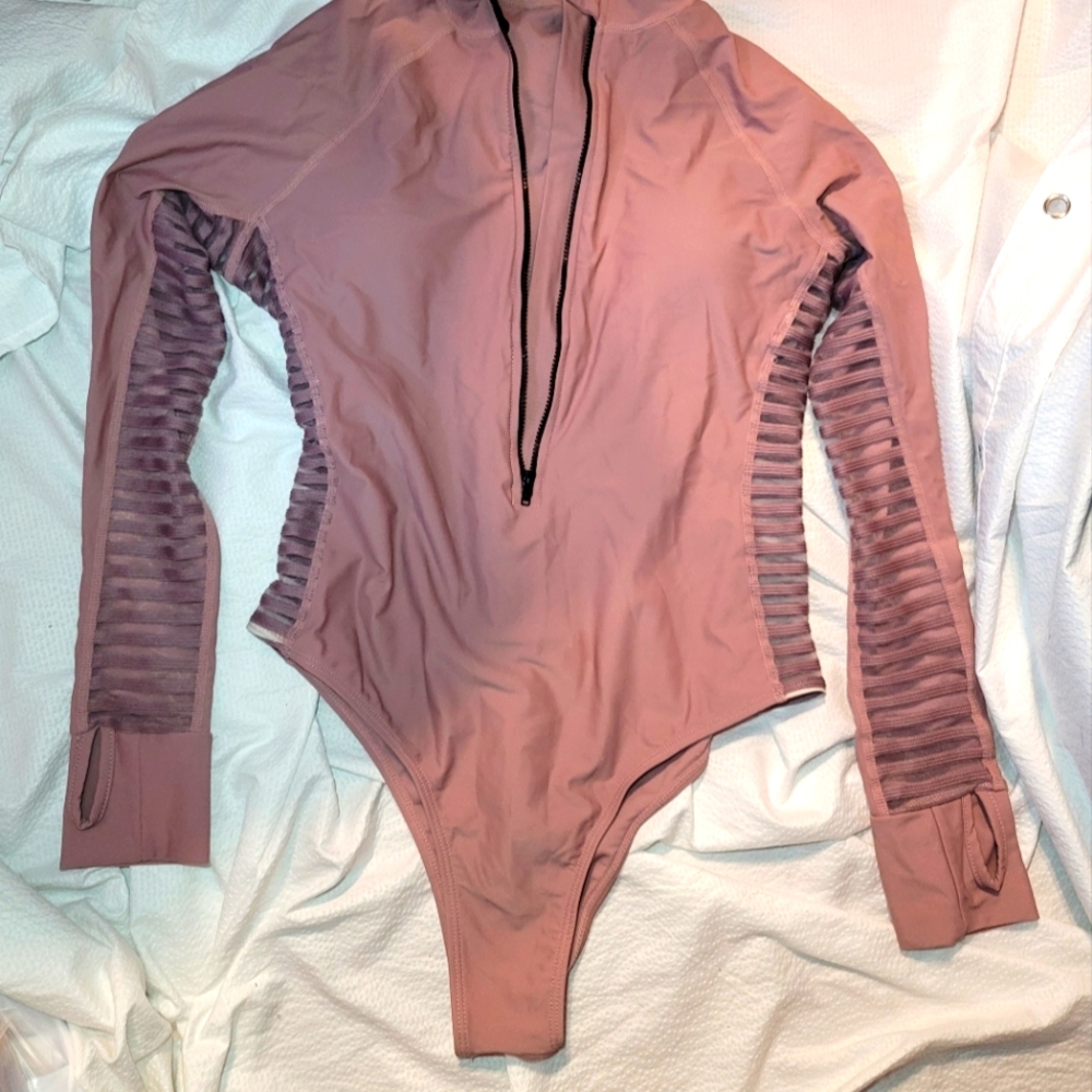 NWOT ELEGANT MESH DETAIL CUT OUT RASHGUARD SUN PROTECTION SWIM BATHING SUIT